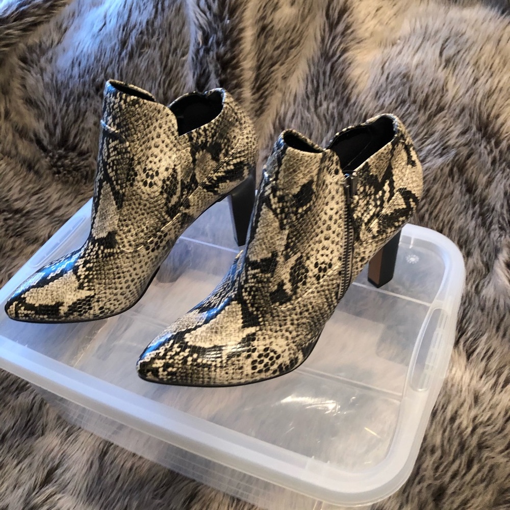 FRANCO SARTO FAUX LEATHER ANKLE BOOT-NEW W/O BOX